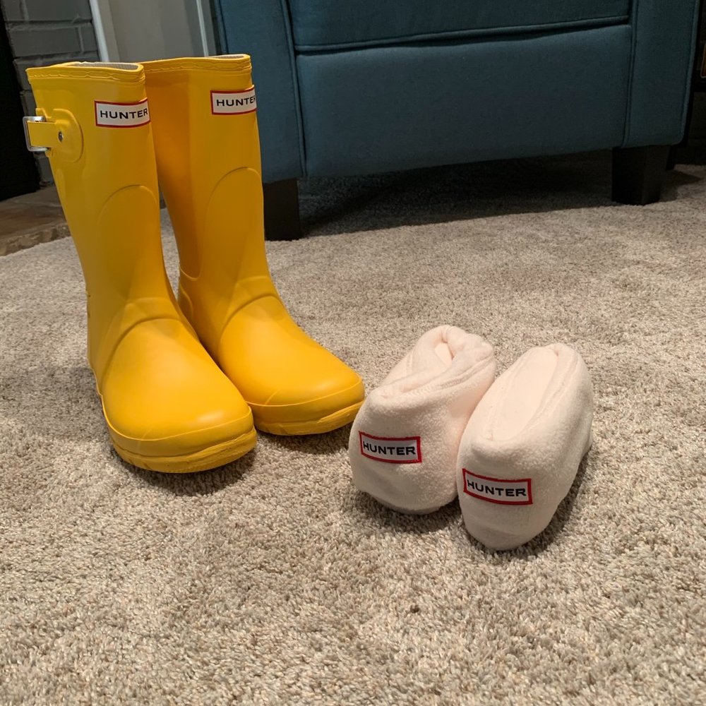Hunter Rain Boots NWOT with Hunter Sock Liners (9)